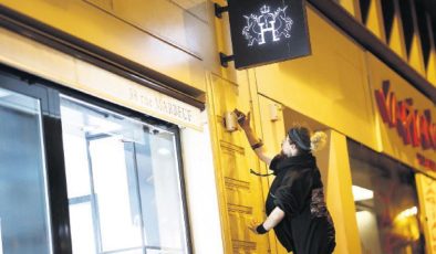 Vitrinleri karartarak başlamak…