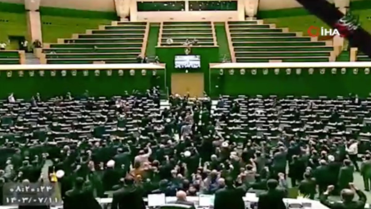İsrail’e saldırı sonrası İran Meclisi’nde kutlama