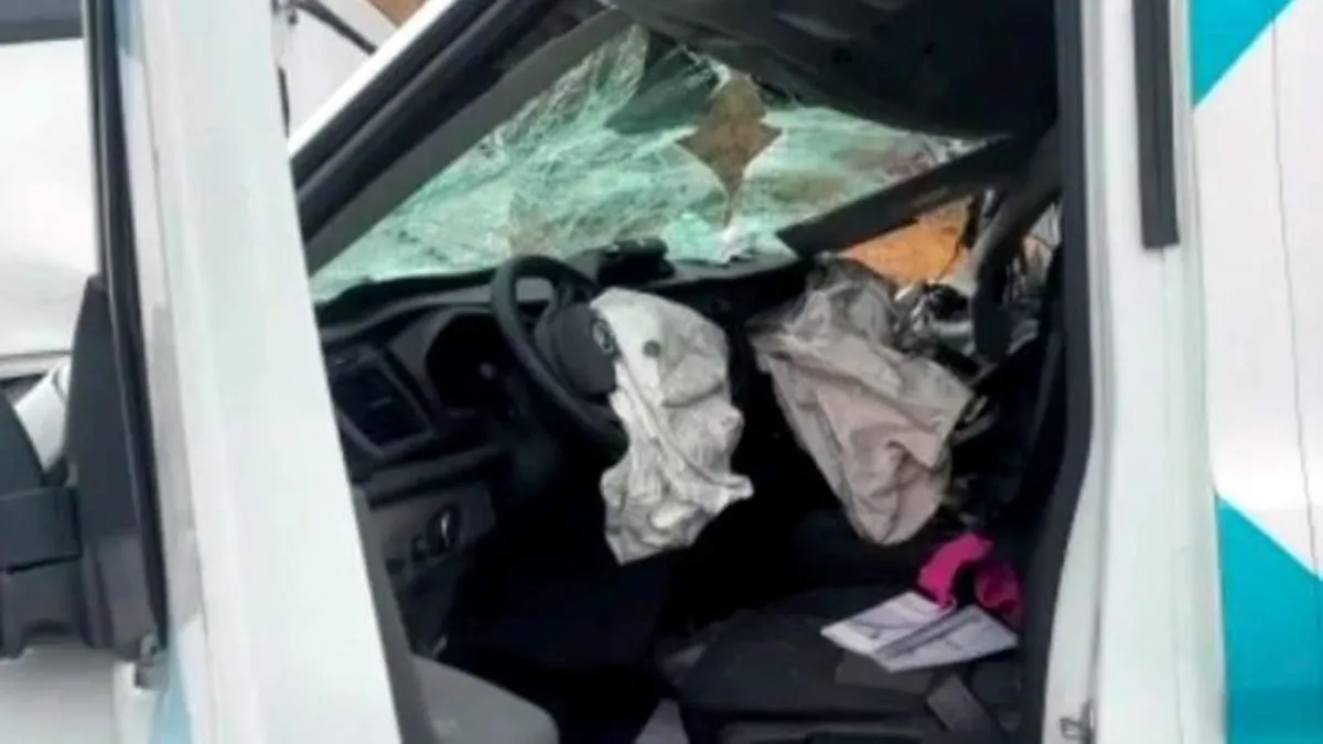 PTT kargo aracı ile servis minibüsü ile çarpıştı! 4 kişi yaralandı