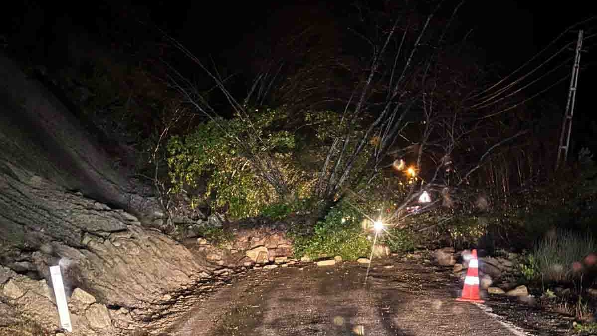 Kastamonu’da heyelan: Sahil yolu ulaşıma kapandı