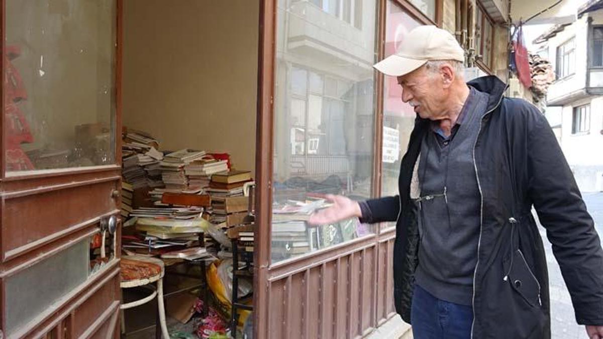 Camını kırıp girdikleri kitabevinden, ikinci el kitap çaldılar