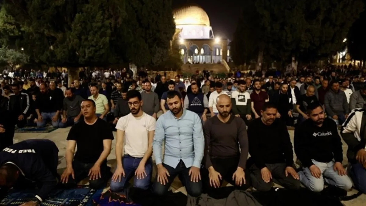 Mescid-i Aksa’da 80 binden fazla kişi teravih namazında saf tuttu