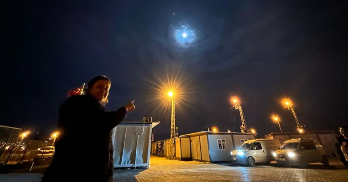 Hatay’da havanın kararmasıyla birkaç saat boyunca kendini gösteren ay görenleri büyüledi